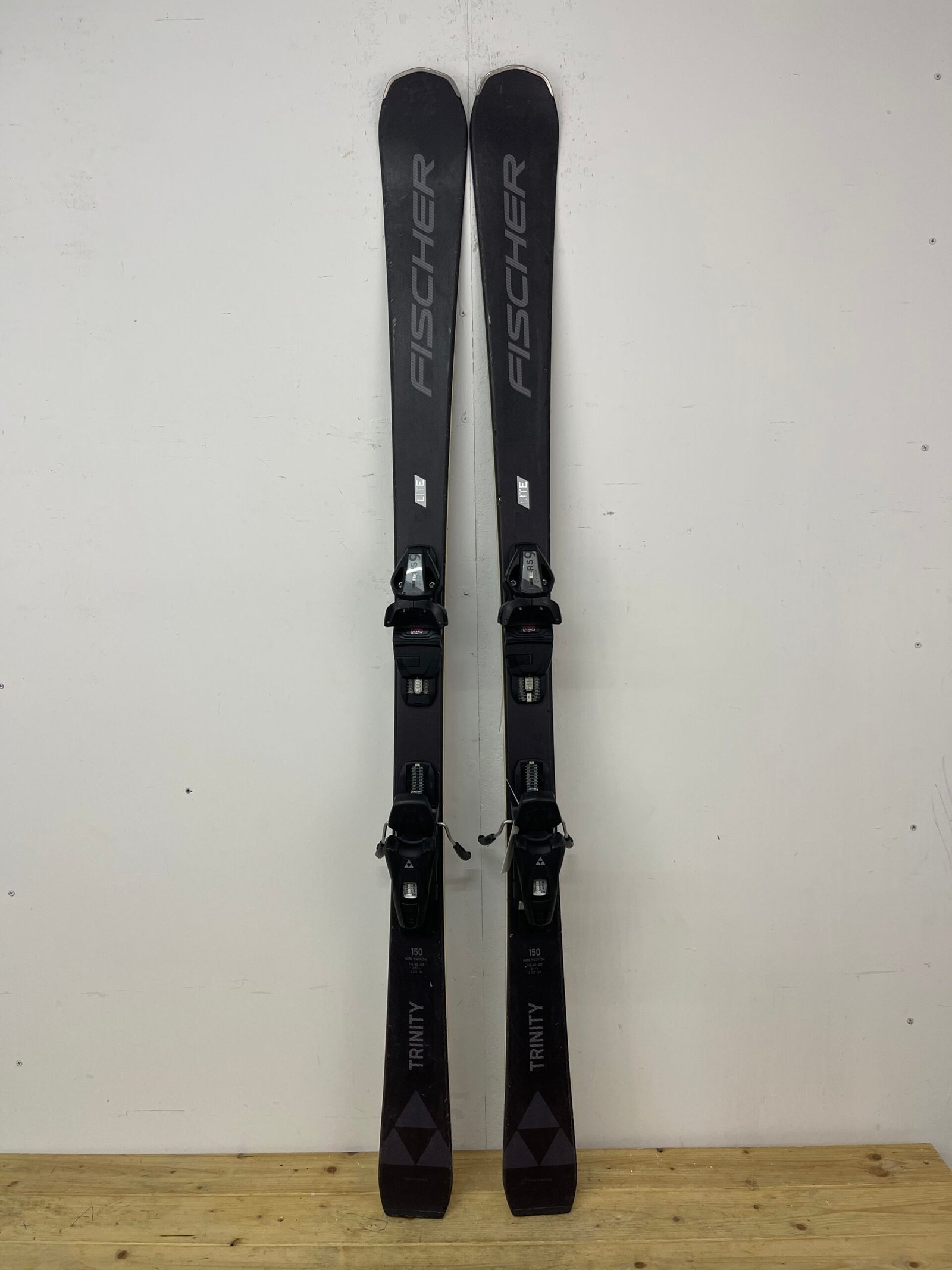 fischer-divine-150cm-naudotos-slides-vilnius.jpg Fischer Divine 150 cm naudotos slidės – used skis Vilniuje | Sniego Kalnas