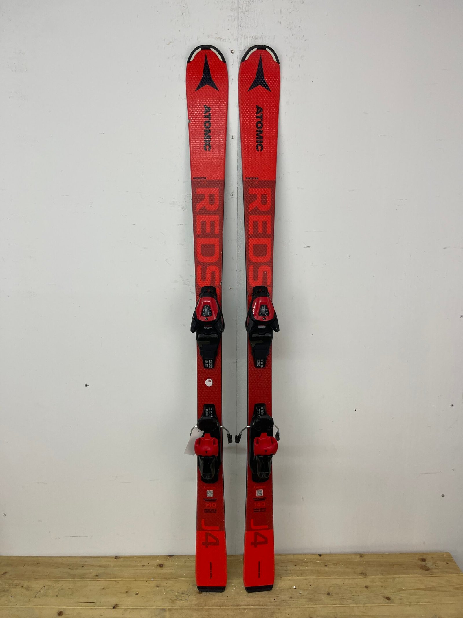 atomic-junior-j4-140cm-naudotos-slides-vilnius.jpg Atomic Junior J4 140 cm naudotos slidės – used skis Vilniuje | Sniego Kalnas