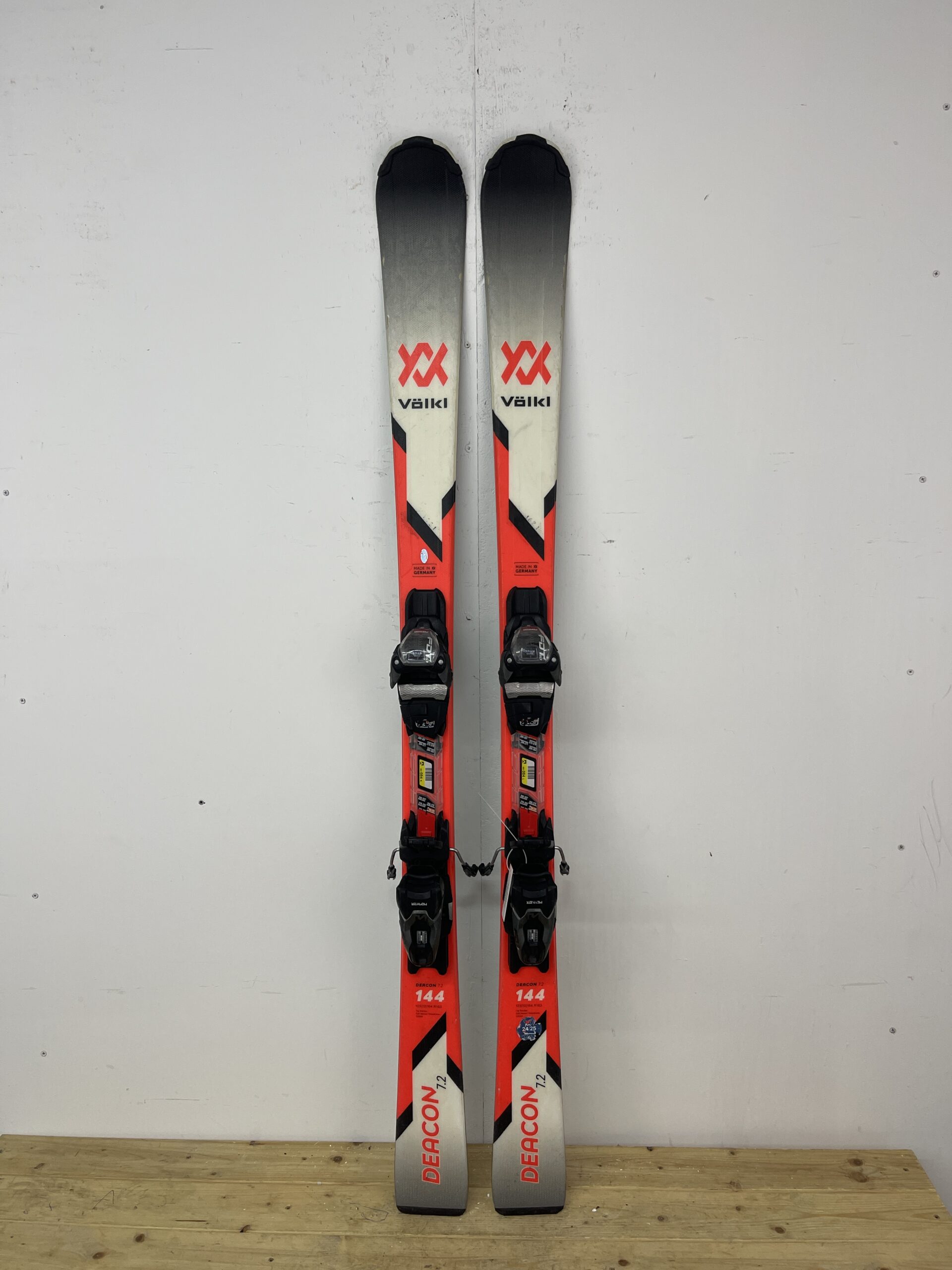 volkl-deacon-144cm-naudotos-slides-vilnius.jpg Völkl Deacon 144 cm naudotos slidės – used skis Vilniuje | Sniego Kalnas